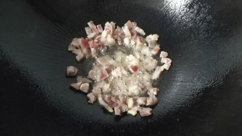 腊肉飘香季~香芋腊肉炒饭,锅中留底油,先放入腊肉丁翻炒一下;