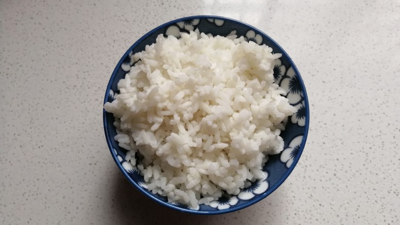 腊肉飘香季~香芋腊肉炒饭,米饭一碗备用;