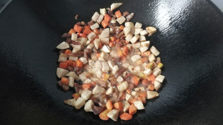 腊肉飘香季~香芋腊肉炒饭,再放入香芋丁和胡萝卜丁翻炒均匀;