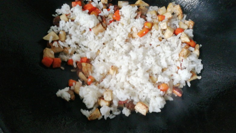 腊肉飘香季~香芋腊肉炒饭,再倒入米饭翻炒一会儿;