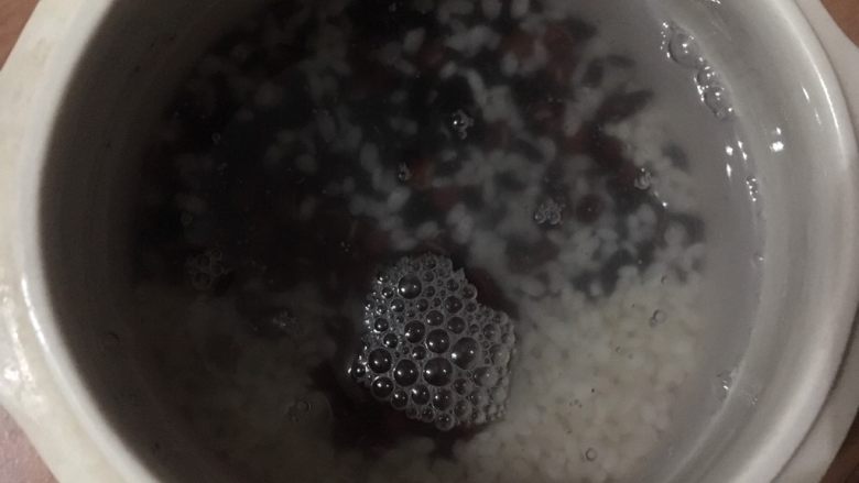红豆黑米酒酿粥,倒入清水,多倒一些