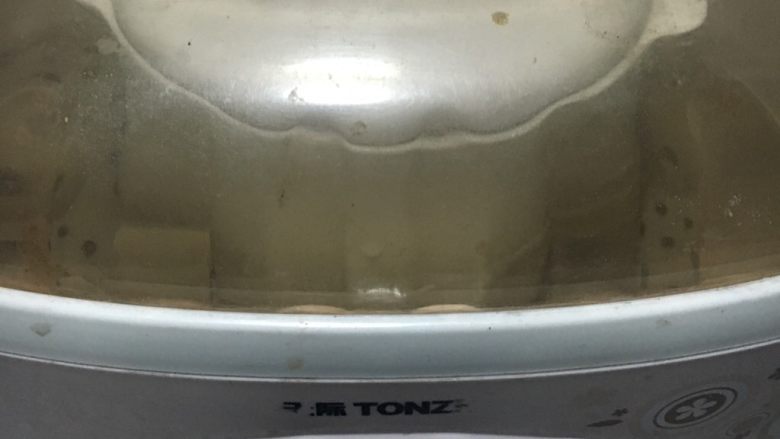 红豆黑米酒酿粥,再放入炖锅里,定时3小时慢炖