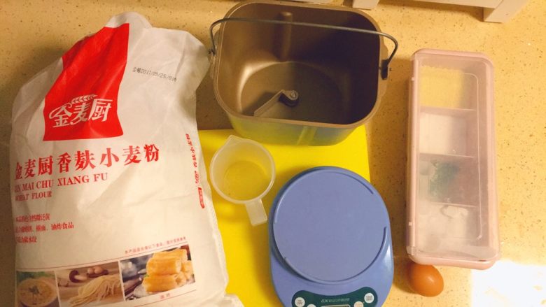 媳妇儿的手艺★老北京炸酱面,让我们先从和面开始吧!准备这些材料哦。我是用面包机代替我和面,呵呵,如果没有面包机,手揉面,也是一样可以的。