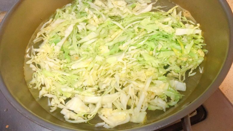 媳妇儿的手艺★老北京炸酱面,同样,大头菜也焯一下,软了变色即可。
