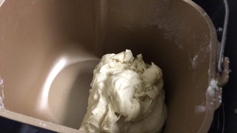 媳妇儿的手艺★老北京炸酱面,这时候,面包机里面的面,和好了,我们来看看。还不错哦!然后我们就盖上盖子,让它醒25分钟以上。