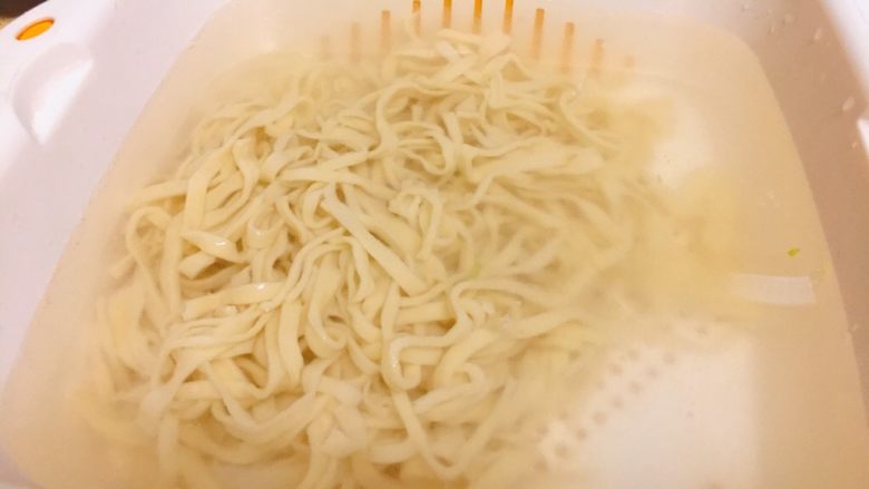 媳妇儿的手艺★老北京炸酱面,然后用温水投一下面条,让面更清爽。