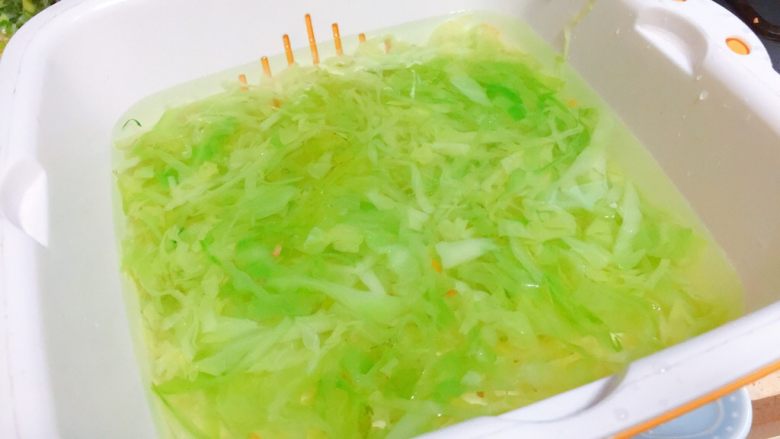 媳妇儿的手艺★老北京炸酱面,同样用凉水过一遍,挤干水分,备用。