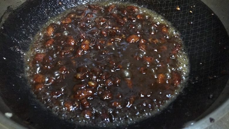 媳妇儿的手艺★老北京炸酱面,炒5分钟左右,就差不多了。下水淀粉。勾芡。