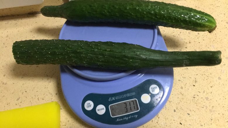 媳妇儿的手艺★老北京炸酱面,首先是黄瓜,准备300g左右