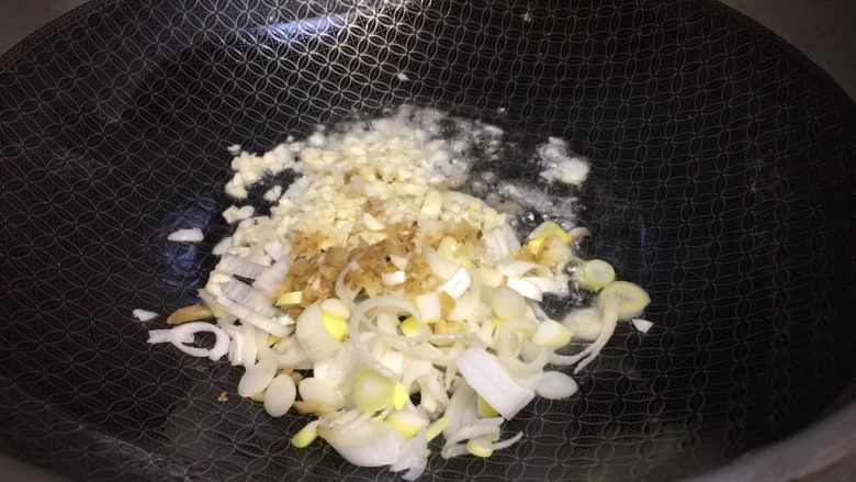 媳妇儿的手艺★老北京炸酱面,然后锅里下油,油热下葱姜蒜炒香。