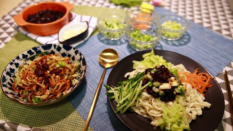 媳妇儿的手艺★老北京炸酱面,我觉得我可以靠这一口,开个面馆了!哈,臭美。不过我觉得确实是可以用来表达爱的一道菜。有一天,你会因为这碗面条,想起谁?