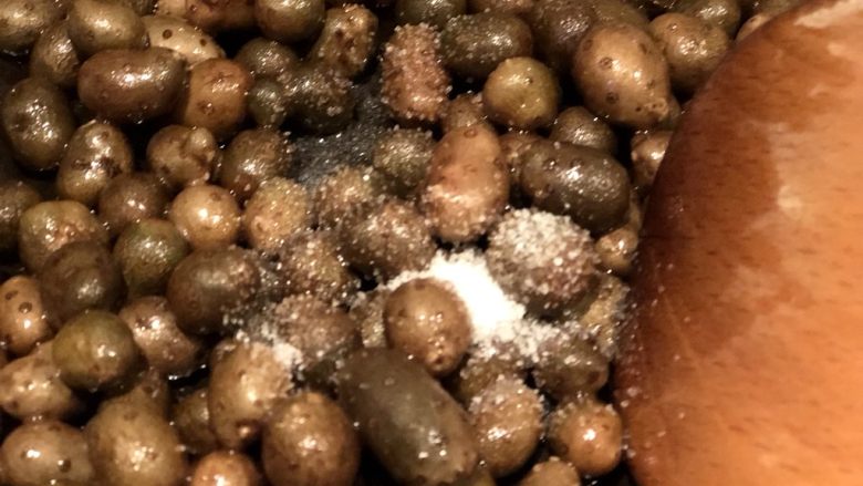 香爆山药籽,加入盐,翻炒均匀