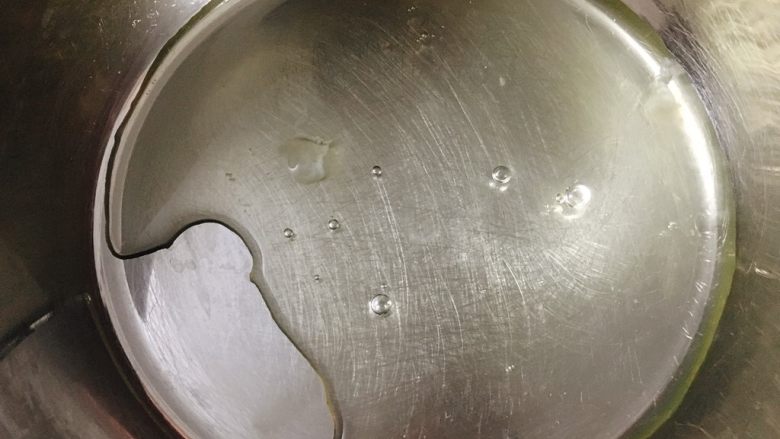 蛋白糖 酥酥脆脆,将两个蛋白打进干净无油无水的盆子里,滴入两滴白醋(或柠檬汁)。
