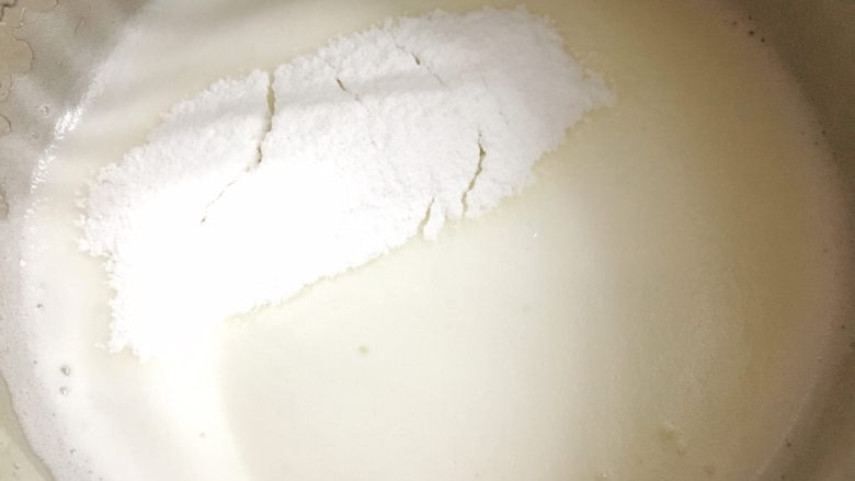 蛋白糖 酥酥脆脆,打至如图泡沫细腻后,再筛入一半糖粉。