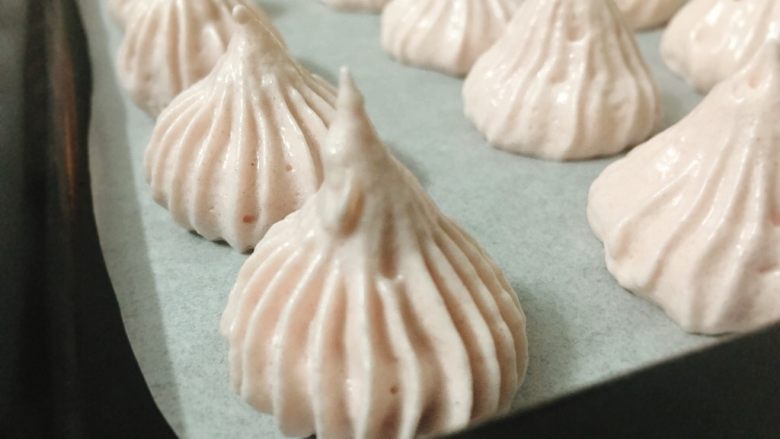 蛋白糖 酥酥脆脆,离油纸约5mm高度开始挤就好,挤完末端提起。