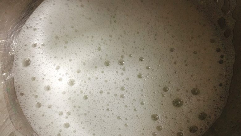 蛋白糖 酥酥脆脆,蛋白先开低速,打至如图出鱼眼泡。