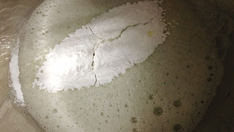 蛋白糖 酥酥脆脆,筛入1/3糖粉,中低速接着打。