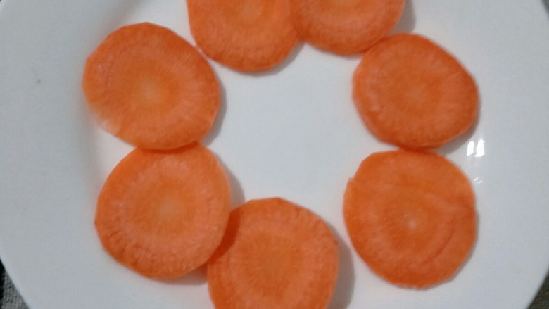 宝宝辅食 山药蒸丸子,把<a style='color:red;display:inline-block;' href='/shicai/ 25'>胡萝卜</a>切成小片片摆在盘子里。