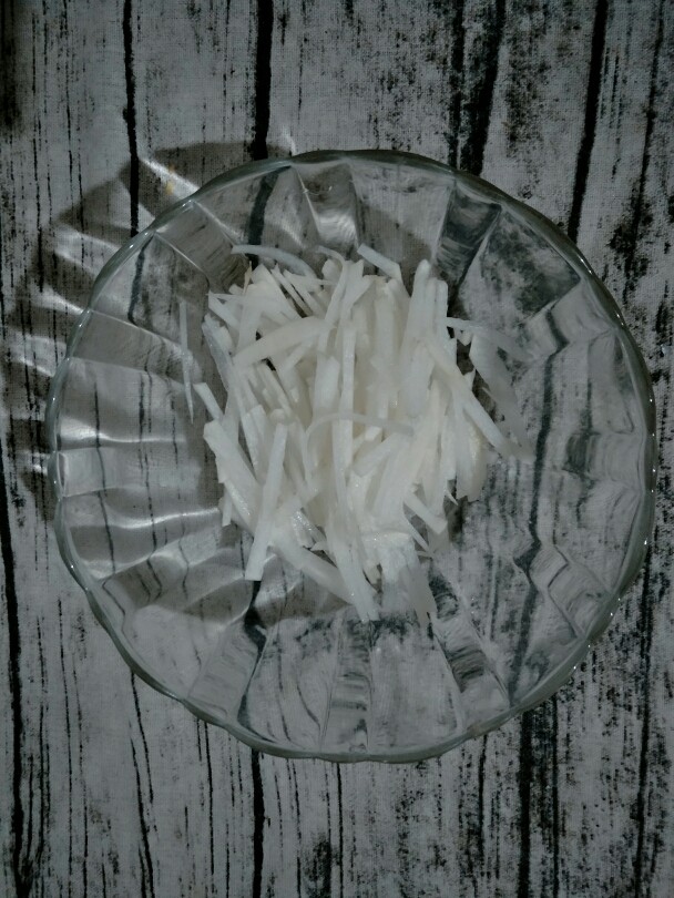 宝宝辅食 白萝虾皮卜小蒸糕,把<a style='color:red;display:inline-block;' href='/shicai/ 26'>白萝卜</a>切成丝,越细越好。