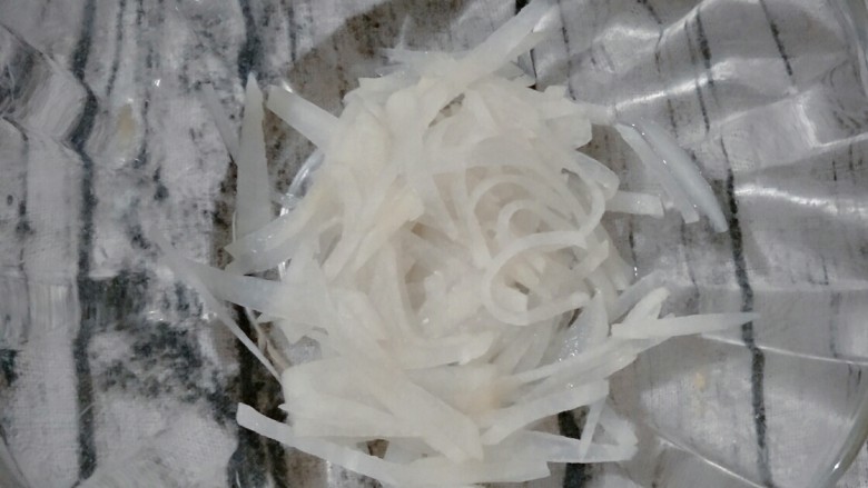 宝宝辅食 白萝虾皮卜小蒸糕,然后把萝卜丝用开水烫下,这样可以去掉一部分的萝卜味,烫好后沥干水份。