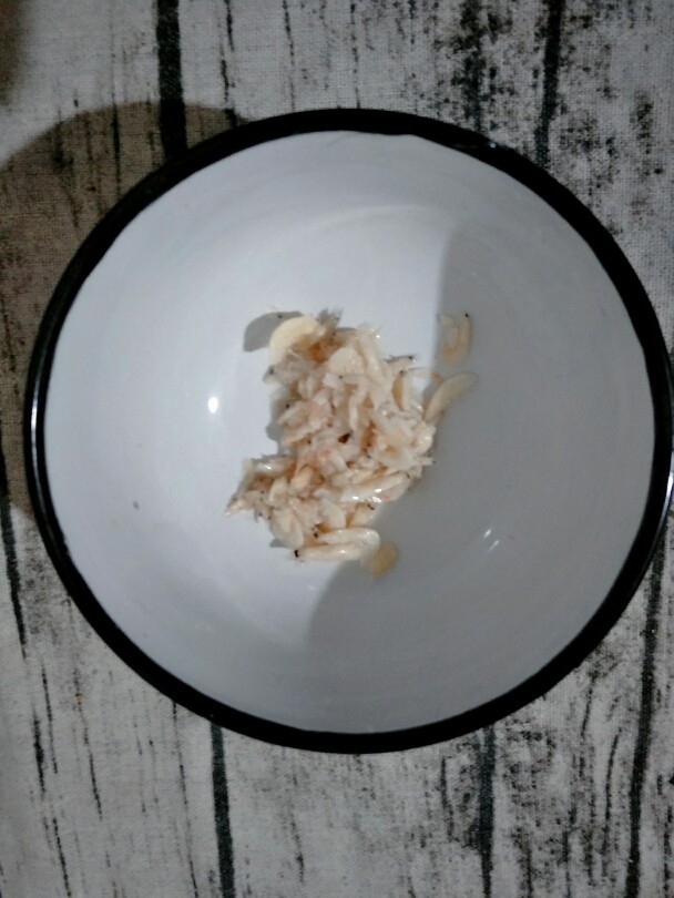 宝宝辅食 白萝虾皮卜小蒸糕,把泡好的虾皮切成虾碎。
