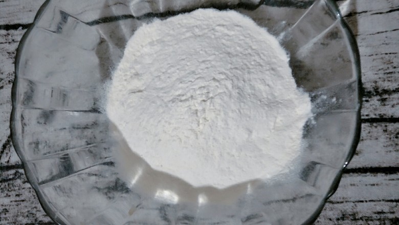 宝宝辅食 白萝虾皮卜小蒸糕,碗里放入<a style='color:red;display:inline-block;' href='/shicai/ 519'>面粉</a>。