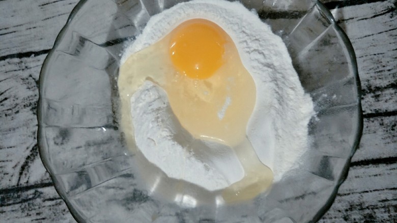宝宝辅食 白萝虾皮卜小蒸糕,然后加入<a style='color:red;display:inline-block;' href='/shicai/ 9'>鸡蛋</a>。