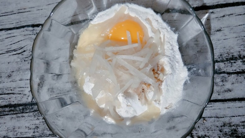 宝宝辅食 白萝虾皮卜小蒸糕,再加入烫好的萝卜丝。