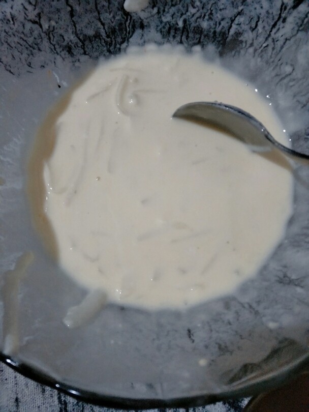 宝宝辅食 白萝虾皮卜小蒸糕,把面糊搅拌均匀。