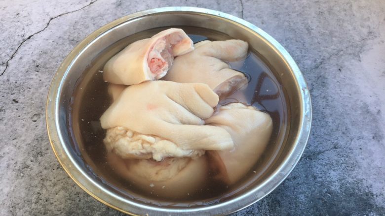 美容养颜养生菜 黄豆煲猪手,放入清水浸泡一个小时,泡出血水和杂质,以达到去腥的目的。