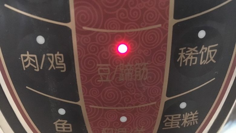 美容养颜养生菜 黄豆煲猪手,启动电压力锅的“豆”的功能开始工作,工作约半个小时后蜂鸣提示工作完成。