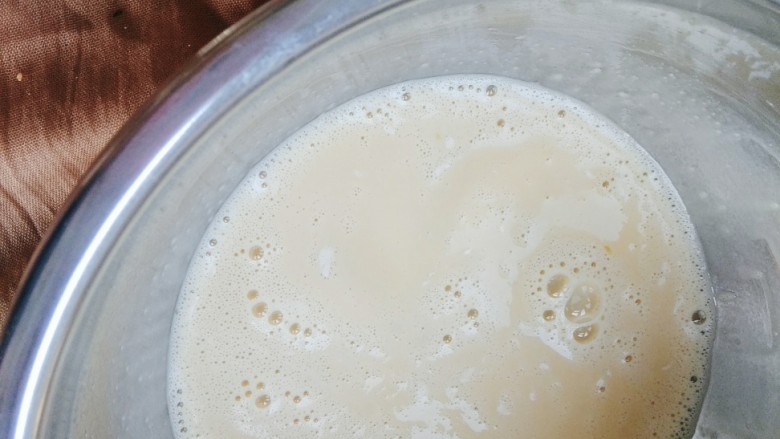 ins网红蕾丝鸡蛋卷,用手动打蛋器搅拌均匀;