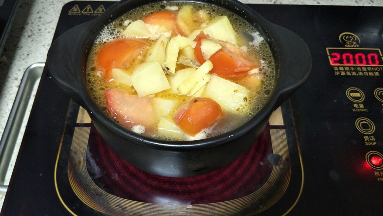 番茄土豆肥牛锅,煮10分钟左右,土豆断生即可