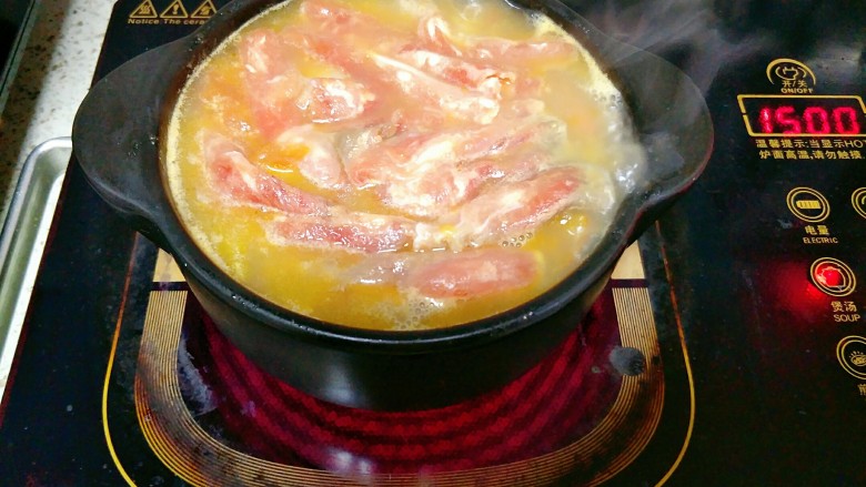 番茄土豆肥牛锅,下入<a style='color:red;display:inline-block;' href='/shicai/ 226'>肥牛</a>,用筷子搅拌几下就可以关火了