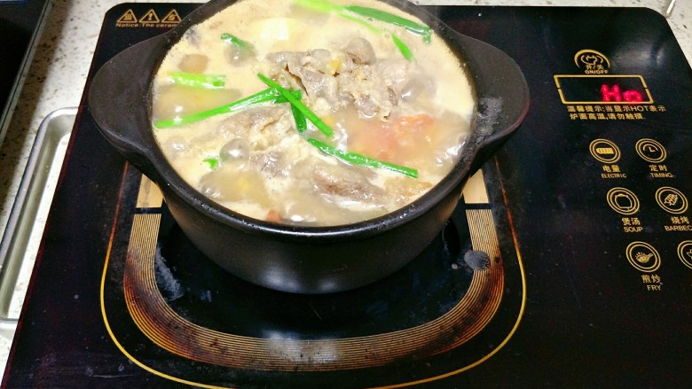番茄土豆肥牛锅,加入<a style='color:red;display:inline-block;' href='/shicai/ 3250'>葱</a>段或香菜,可以根据个人喜好。