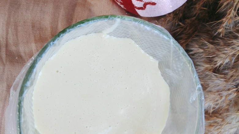 ins网红蕾丝鸡蛋卷,准备一个一次性裱花袋,套在大口杯子上,把混合均匀的蛋卷面糊倒入一次性裱花袋里;