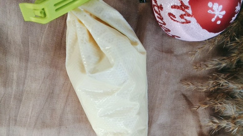 ins网红蕾丝鸡蛋卷,裱花袋口用封口夹,夹住,避免制作过程中挤面糊时候从上面流淌;