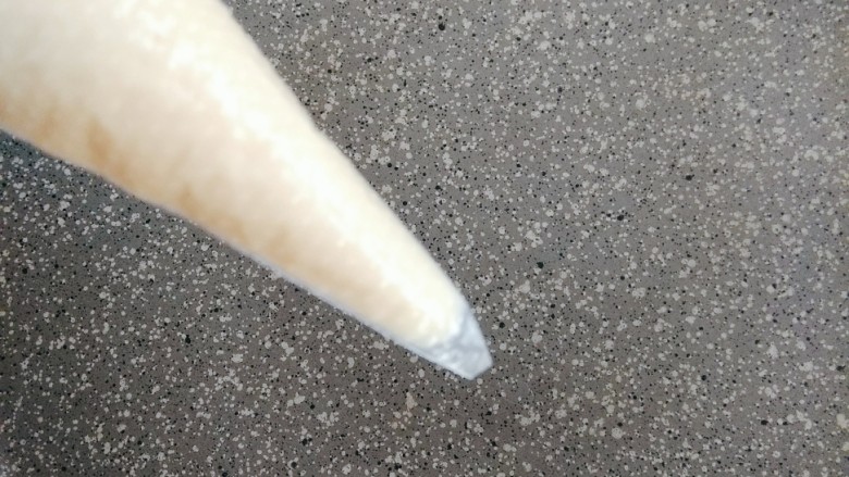 ins网红蕾丝鸡蛋卷,平底不粘锅小火预热,我用的是法焙客麦饭石平底不粘锅,裱花袋前端剪小小的口,能让面糊顺利通过就可以;