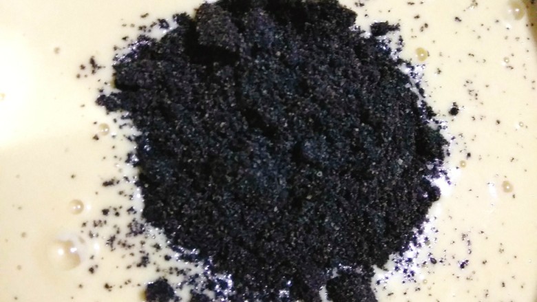 ins网红蕾丝鸡蛋卷,黑芝麻蕾丝鸡蛋卷,就是在原味蕾丝鸡蛋卷面糊里加入15g黑芝麻粉,混合均匀,其他操作步骤相同;