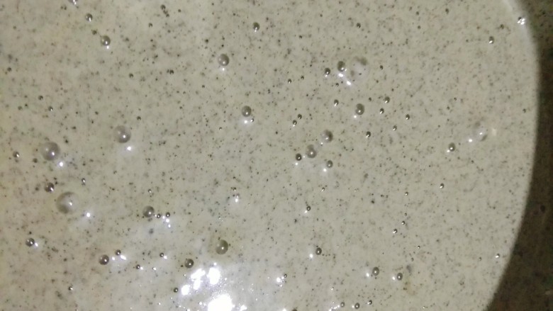 ins网红蕾丝鸡蛋卷,混合均匀黑芝麻面糊;