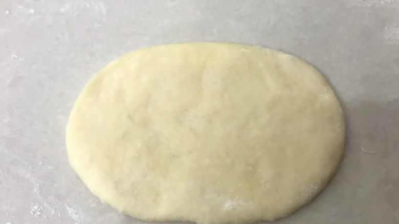 热狗面包,翻面调转180度,边上的气泡用手拍掉
