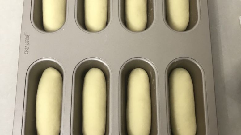 热狗面包,全部做完摆在模具里,送进发酵箱温度在34度湿度在80%左右