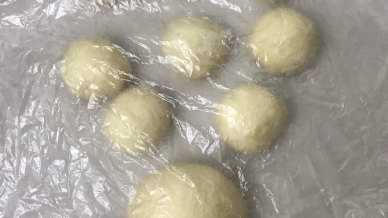 热狗面包,分成每个面团43克8个,余下来的一个大一点的面团可以做成二个小面包或者做成老面下次再用,滚圆盖上保鲜膜松弛15一20分钟