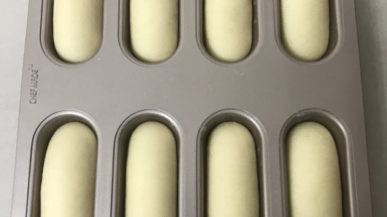 热狗面包,二发8分满,表面刷蛋液