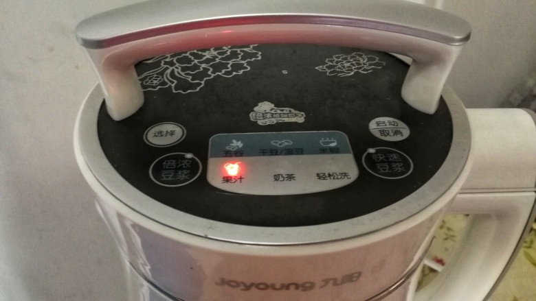 百变水果&紫色魅惑_红心火龙果奶昔,调到果汁键,按开始键。5分钟左右就结束工作,红心火龙果奶昔做好了。