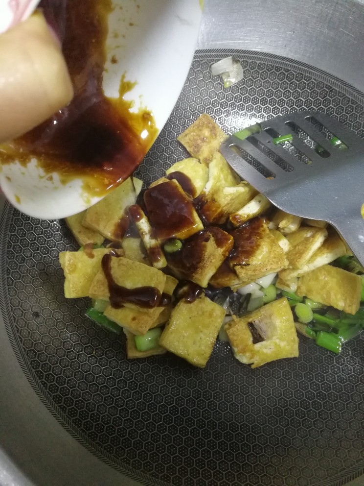 零失败十五分钟搞定的香煎红烧豆腐,放入调好的调料,调匀,出锅