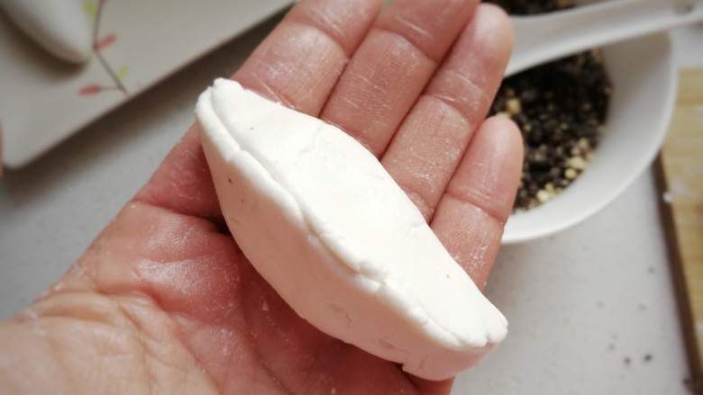 红糖炒汤圆,然后将两边合起来捏紧实;
