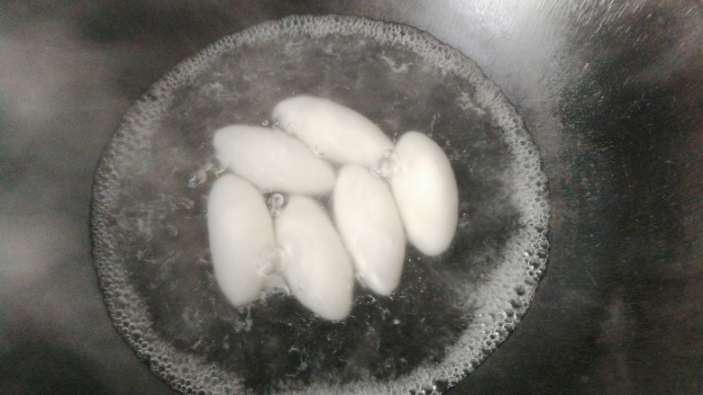 红糖炒汤圆,锅中入适量水烧开,水开后放入汤圆煮熟,然后捞起备用;