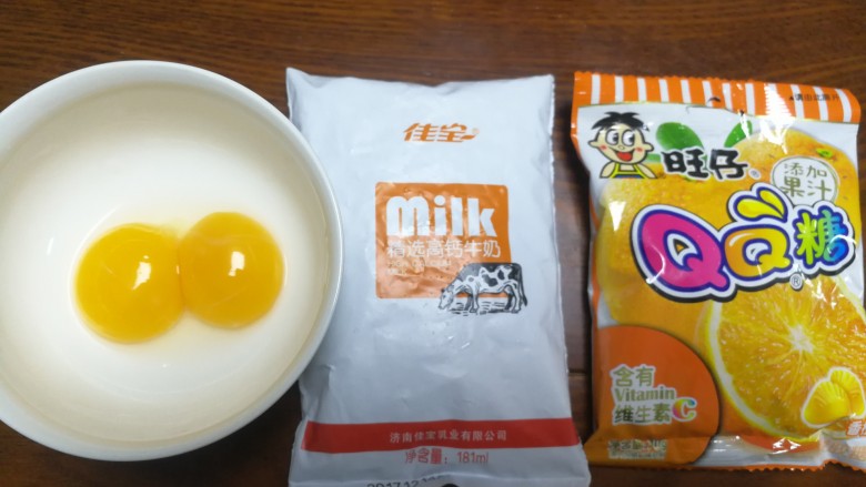 小朋友最爱的零食之：牛奶布丁,把蛋清过滤，只留蛋黄