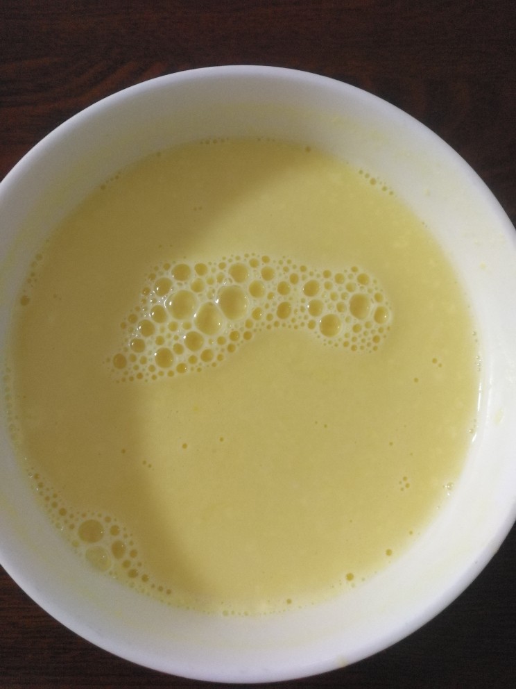 小朋友最爱的零食之：牛奶布丁,球球糖，全部融化时，拿出。